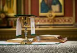 Você sabia que ir à Missa no domingo é obrigação? Mas calma — a Igreja explica o porquê