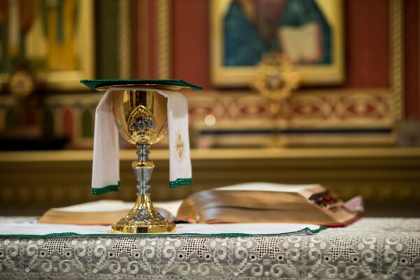 Você sabia que ir à Missa no domingo é obrigação? Mas calma — a Igreja explica o porquê